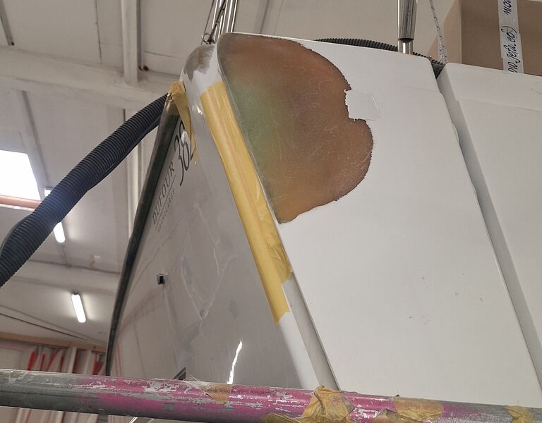 Laminatreparatur mit erster Gelcoat-Farbprobe.