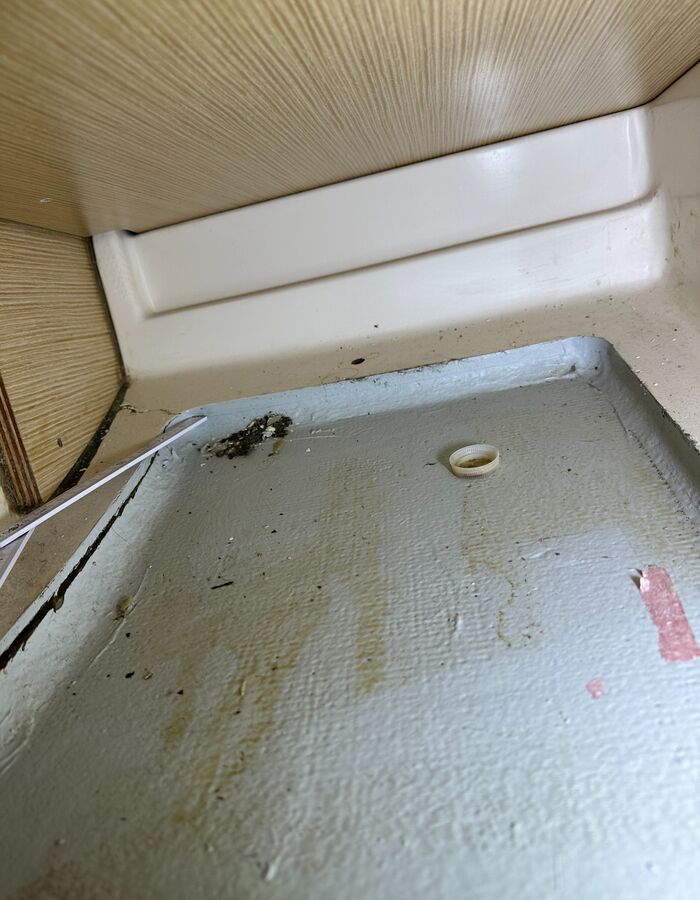 Gelöster Klebeflansch der Bodengruppe