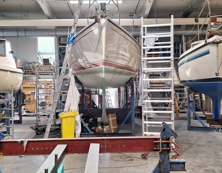 Frontalansicht der Yacht mit Laser zur Ausrichtung.