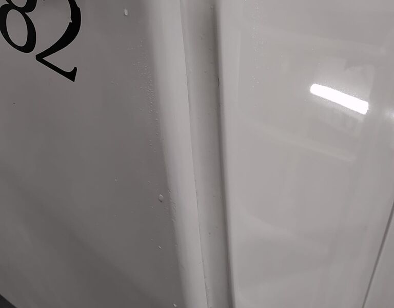 Reparierte Spiegelkante mit erneuerter Anschlussfuge.