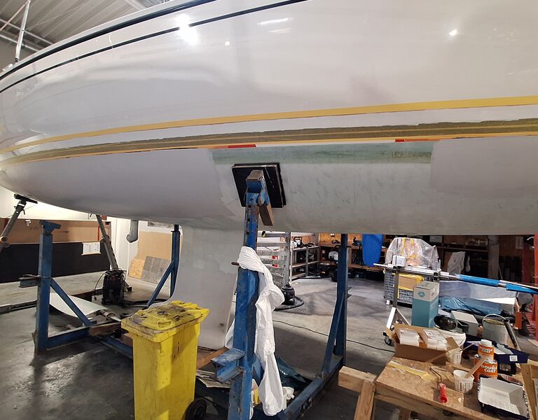 Weißes Antifouling auf den instand gesetzten Bereichen.