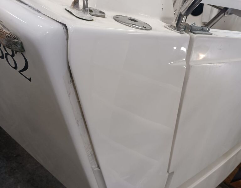 Fertig reparierte Spiegelkante mit glänzender Gelcoat-Oberfläche.