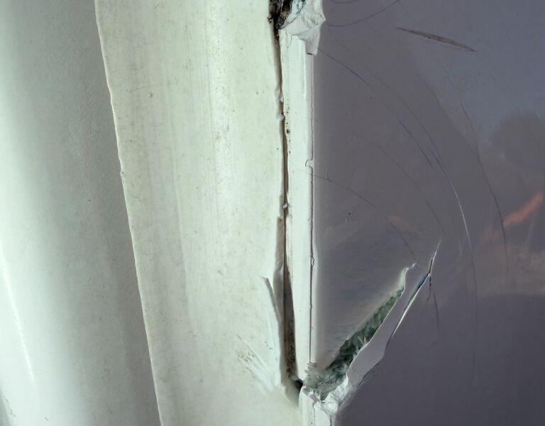 Innere Spiegelkante mit offenem Laminatbruch.